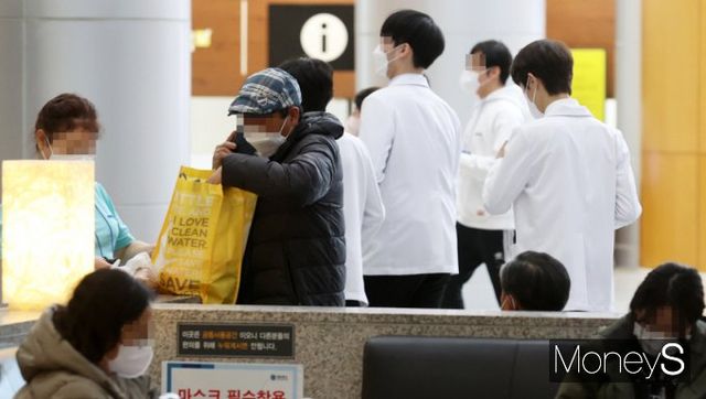 의대 증원과 관련해 전의교협이 27일 성명서를 공개했다. 이들은 대학 총장에게 법원의 최종 결정이 내려지기 전까지 입시요강 발표를 중단해달라고 했다. 서울에 위치한 한 대학병원 모습으로 기사와 무관. /사진=임한별 기자