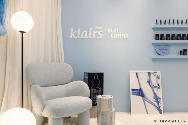 위시컴퍼니가 오는 8월까지 서울 가로수길의 디어,클레어스 플래그십스토어 '클레어스서울'에서 휴식 체험 프로그램 '블루콤마'를 운영한다. /사진=위시컴퍼니