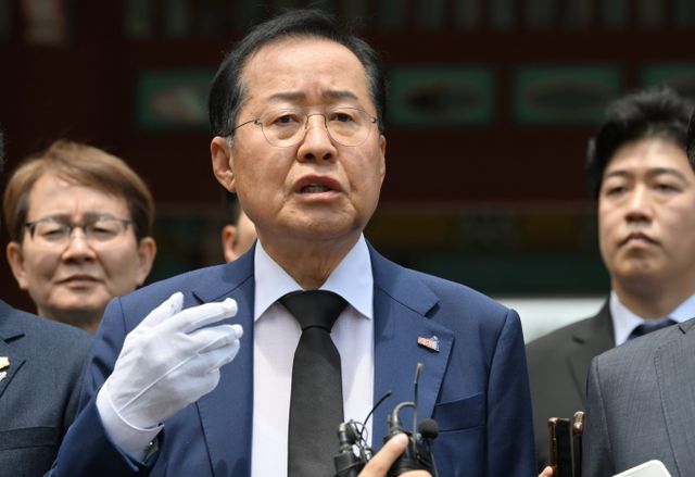 홍준표 대구시장이 채상병 특검법이 재표결에서 부결된 것이 다행이라고 밝혔다. 사진은 홍 시장이 지난 17일 광주 북구 운정동 국립5·18민주묘지 참배를 마친 뒤 취재진과 질의응답하는 모습. /사진=뉴시스