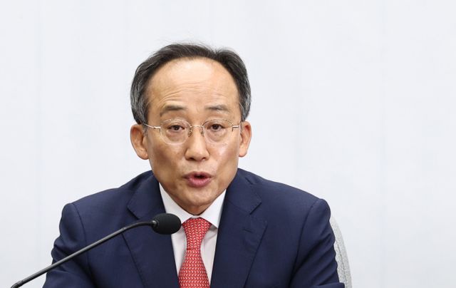 추경호 국민의힘 원내대표가 채상병 특검법에 대한 당내 이탈표 우려에 대해 걱정하지 않아도 된다고 밝혔다. 사진은 추 원내대표가 28일 서울 여의도 국회에서 열린 원내대책회의에서 모두발언하는 모습. /사진=뉴스1