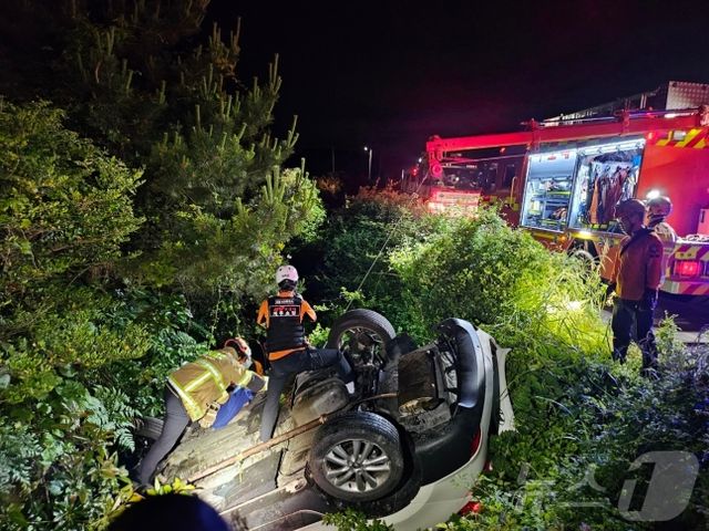제주에서 SUV가 도로변 도랑에 빠져 20대 운전자가 숨졌다. /사진=뉴스1(제주소방안전본부 제공) 