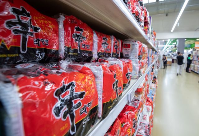 글로벌 매체 파이낸셜타임스가 한국 라면의 인기를 보도하며 대표적인 업체로 농심을 꼽았다. /사진=뉴스1