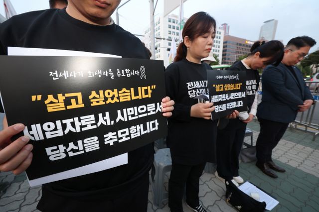 민주당이 주도했던 전세사기특별법 개정안이 국회 문턱을 넘었지만 윤석열 대통령의 거부권 행사가 확실시 된다는 관측이다. 사진은 최근 전세사기 시민대책위원회 회원들이 서울 영등포구 국회의사당 앞에서 전세사기특별법 개정 촉구 집회를 열었던 모습. /사진=뉴시스