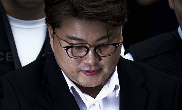  '음주 뺑소니' 혐의로 구속된 가수 김호중씨가 경찰서 유치장 독방에서 대부분 수면을 취하며 수감 생활 중인 것으로 알려졌다. 사진은 지난 24일 서울 서초구 서울중앙지방법원에서 열린 영장실질심사(구속 전 피의자심문)를 마친 뒤 법원을 나선 가수 김호중. /사진=뉴시스