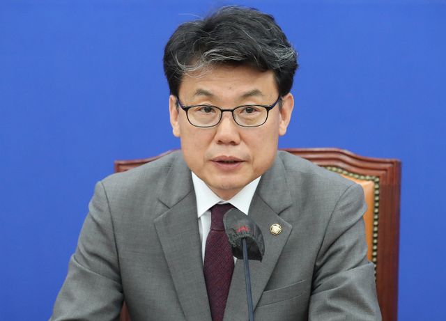 진성준 더불어민주당 정책위의장이 윤석열 대통령의 주요 쟁점 법안 4개에 대한 거부권 행사에 "22대 국회에서 다시 발의해서 추진할 것"이라고 말했다. 사진은 진 의장이 지난 16일 서울 여의도 국회에서 열린 정책조정회의에서 발언하는 모습. /사진=뉴스1