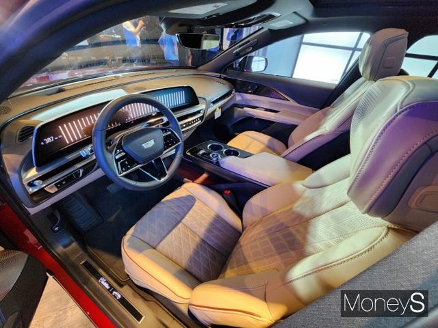 캐딜락 전기차 리릭의 33인치 디스플레이가 보인다. /사진=박찬규 기자