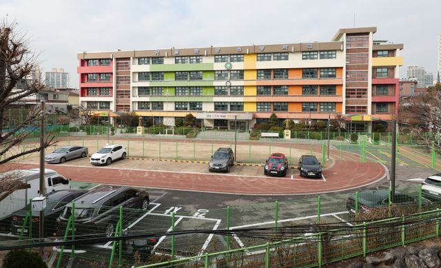 지난 3월27일 정부는 윤석열 대통령 주재로 제23차 비상경제민생회의를 갖고 학교용지부담금을 포함한 부담금 18개를 폐지하겠다는 뜻을 밝혔다. /사진=뉴시스