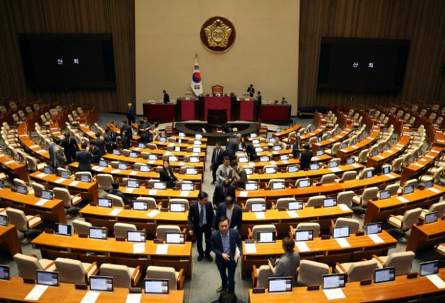 지난 28일 국회에서 열린 제414회국회(임시회) 제2차 본회의에서 채상병특검법이 부결됐다. 사진은 더불어민주당 등 야당 의원들이 산회 후 회의장을 나서고 있는 모습. / 사진= 뉴시스