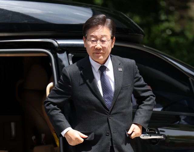 '이재명 더불어민주당 대표에게 위해를 가하겠다'는 취지로 신고를 한 혐의(위계에 의한 공무집행방해)로 기소된 A 씨(60)에게 징역 4월에 집행유예 2년을 선고하고 보호관찰을 받을 것을 명령했다. 사진은 이 대표. /사진=뉴시스