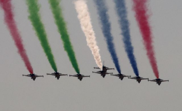 윤석열 대통령과 모하메드 빈 자이드 알 나흐얀 아랍에미리트(UAE) 대통령이 포괄적경제동반자협정(CEPA)을 체결하고 다양한 분야에서 협력을 이어나가기로 했다. 사진은 29일 오전 서울 용산구 등 도심에서 공군 특수비행팀 '블랙이글스'가 아랍에미리트(UAE) 대통령 국빈 방한 기념 축하비행을 하는 모습. / 사진= 뉴시스