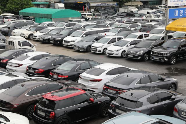 서울 성동구 장안평 중고차매매단지에 중고차들이 주차돼 있다./사진=뉴스1