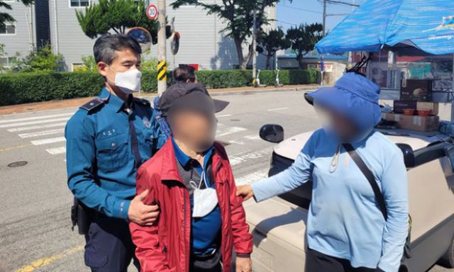지난 10일 hy 동상점 소속 요구르트 판매원이 경찰과 함께 치매 노인을 발견했다. 사진은 실종됐던 노인과 노인을 찾은 야쿠르트 판매원, 경찰의 모습. / 사진= 부산경찰청 제공