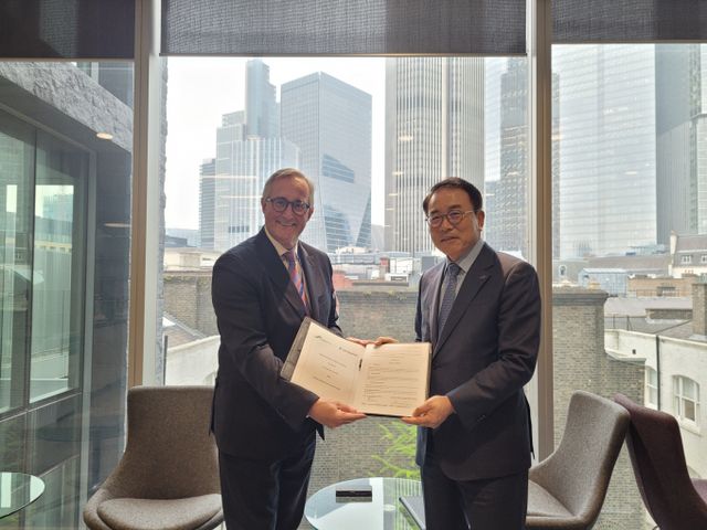  조용병 은행연합회 회장(오른쪽)과 밥 위글리(Bob Wigely) 영국은행협회 회장(왼쪽)이 MOU를 체결하고 기념사진을 촬영하는 모습./사진=은행연합회