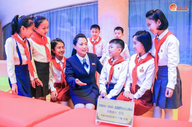 북한이 남한의 흔적을 지우기 위해 방송 및 홈페이지를 정리하고 통일을 연상시키는 단어 사용을 금지했다. 사진은 북한 만경대학생소년궁전에서 선생님과 아이들이 이야기를 나누는 모습 / 사진= 뉴스1