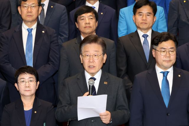 더불어민주당이 30일 22대 국회 개원 첫날 채상병특검법과 민생위기극복특별조치법을 당론 1호 법안으로 제출했다. 사진은 이재명 민주당 대표(맨앞 가운데)가 제22대 국회 임기 시작일인 30일 오후 서울 여의도 국회 로텐더홀에서 열린 의원총회에서 발언하는 모습. /사진=뉴시스