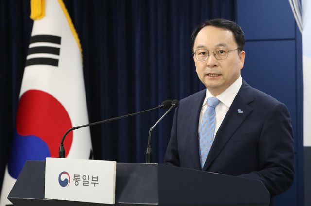 정부는 다량의 오물풍선을 살포하고 GPS 전파 교란 공격, 탄도미사일 발사 등 잇단 북한의 도발에 대해 강한 유감을 표하며 “북한이 이를 멈추지 않는다면 정부는 북한이 감내하기 힘든 모든 조치를 취해 나갈 것”이라고 밝혔다.사진은 31일 서울 종로구 정부서울청사에서 최근 일련의 북한 도발과 관련한 정부 입장을 발표한 구병삼 통일부 대변인. /사진=뉴스1