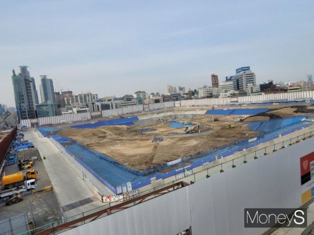 현대차그룹이 GBC 건축계획을 기존 105층에서 55층 2개 동으로 설계변경하겠다고 밝히면서 서울시와 대립하고 있다. 시는 재협상이 필요하다는 의견이다. 사진은 지난 3월4일 찾은 서울 강남구 삼성동 GBC 공사현장 모습. /사진=신유진 기자