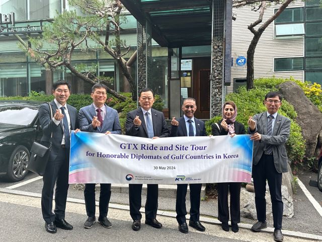 국가철도공단이 걸프협력회의(GCC) 소속 외교단을 초청해 GTX 시승 행사를 열었다. 사진은 김희천(왼쪽부터) 국제협력통상관실 담당관, 이경석 국토교통부 수도권 광역급행철도(GTX) 추진단장, 임종일 국가철도공단 부이사장, 파하드 바라카 사우디아라비아 차석(부대사), 림 알리 알 시야비 오만 차석(부대사), 윤학선 국가철도공단 글로벌본부장. /사진=국가철도공단