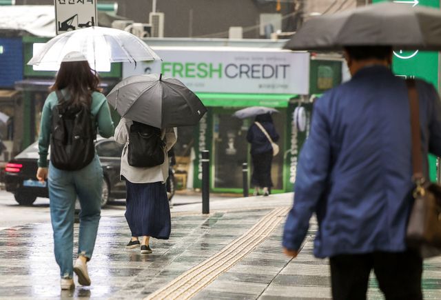 1일에는 전국이 대체로 흐리다가 오전에 비가 내릴 것으로 보인다. 사진은 지난달 7일 서울 중구 을지로입구역 인근에서 우산을 쓴 시민들이 이동하는 모습. /사진=뉴시스
