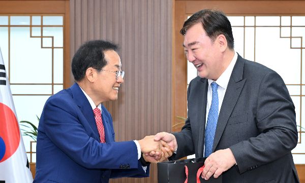 홍준표 대구시장(왼쪽)이 싱하이밍 주한 중국대사에게 판다 임대를 요청했다. 사진은 31일 대구 북구 산격청사에서 만난 홍 시장과 싱하이밍 대사. /사진=뉴스1(대구시 제공)