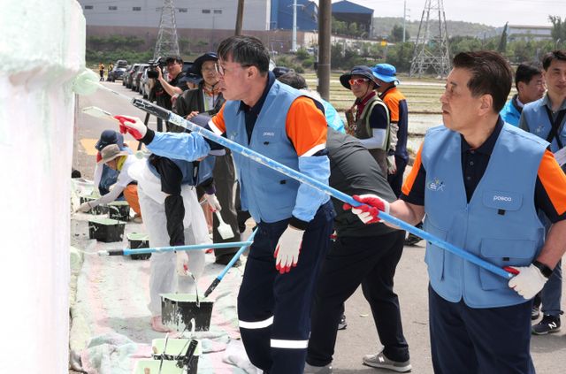 장인화 포스코그룹 회장이 임직원들과 함께 포항 대송면 제내리 마을 일대에서 도색 작업을 하고 있다. /사진=포스코그룹