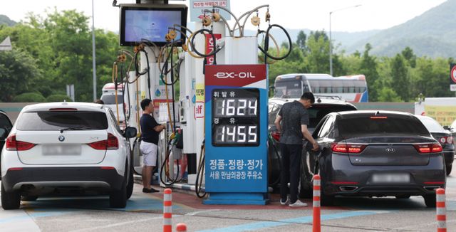 전국 주유소 기름값이 하락세를 기록하고 있다. 사진은 서울 소재 주유소. /사진=뉴스1