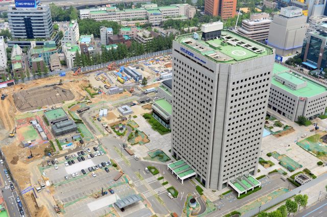 현대차그룹의 GBC 사업이 10년 째 표류 중이다. 사진은 2016년 한전 사옥 철거 작업이 진행되던 GBC 부지 모습. /사진=뉴시스