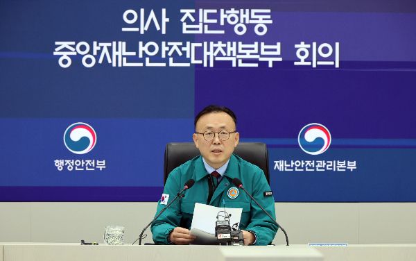 정부가 오는 7월부터 신장이식 수가를 인상하는 등 필수의료 분야의 보상을 지속적으로 강화하겠다고 밝혔다. 이한경 행정안전부 재난안전관리본부장이 31일 세종시 정부세종청사에서 열린 의사 집단행동 중앙재난안전대책본부 회의에서 모두발언을 하고 있다. /사진=뉴시스