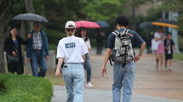 다음달 1일에는 전국이 대체로 흐리고 충남권과 충북중·남부, 전북에 0.1㎜ 미만으로 빗방울이 내릴 예정이다. 사진은 지난 26일 서울 용산구 전쟁기념관에서 우산을 챙기지 못한 시민들이 급하게 발걸음을 옮기는 모습. /사진=뉴스1