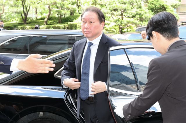 최태원 SK그룹 회장이 28일 오후 서울 중구 롯데호텔 서울에서 빈 자이드 알 나하얀 아랍에미리트 대통령과의 간담회에 참석하고 있다./사진=뉴시스 /사진=김명년