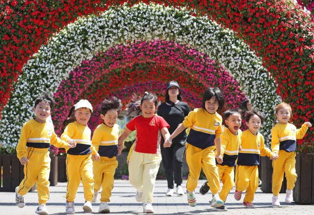 어린이날을 이틀 앞둔 3일 오후 제4회 부산 봄꽃 전시회가 열리고 있는 부산시민공원을 찾은 어린이들이 꽃터널을 지나며 환하게 웃고 있다./사진=뉴스1