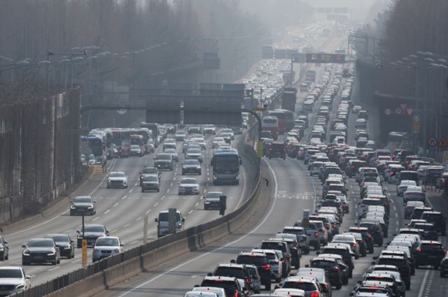 설날인 지난 2월10일 오후 서울 서초구 경부고속도로 잠원 IC 인근 도로가 차량으로 정체를 빚고 있다. /사진=뉴스1