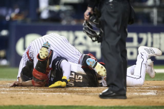 3일 서울 송파구 잠실야구장에서 열린 프로야구 '2024 신한 SOL 뱅크 KBO리그' 두산 베어스와 LG 트윈스의 경기에서 9회초 두산 공격 2사 2루 상황 조수행의 적시타 때 2루 주자 전민재가 홈에서 LG 포수 박동원과 충돌하고 있다./사진=뉴스1 /사진=(서울=뉴스1) 유승관 기자