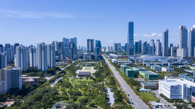 최근 부동산시장에서 차도를 아래로 내리고 위에 공원을 짓는 형태의 '도로 상부공원화' 사업이 한창이다. /사진=이미지투데이