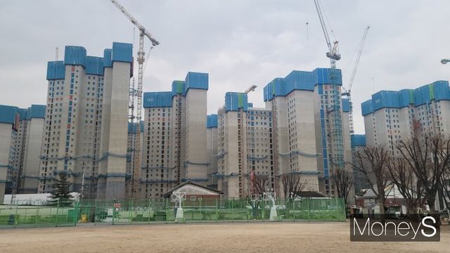 건설업체의 수익성 큰 먹거리였던 정비사업이 경기 불황 여파에 지위가 예전만 못하다는 평가다. 사진은 서울시내 한 재건축 현장. 사진 속 현장은 기사 내용과 관련 없음. /사진=김창성 기자