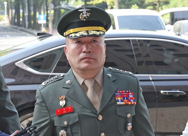 김계환 해병대 사령관이 지난 4일 '해병대 채 상병 순직사건 수사 외압 의혹'과 관련해 고위공직자범죄수사처(공수처)에 출석해 14시간여에 걸친 조사를 받고 5일 귀가했다. 사진은 조사를 위해 4일 공수처에 출석하는 김 사령관. /사진=뉴스1