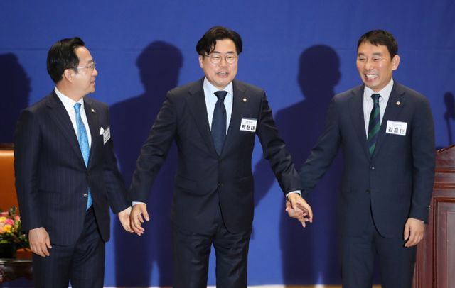  박찬대 신임 원내대표(가운데)가 3일 오전 서울 여의도 국회 의원회관에서 열린 '제22대 국회 더불어민주당 제1기 원내대표 선출 당선자 총회'에서 박성준 원내수석부대표(왼쪽)와 김용민 정책수석부대표와 손을 잡고 있다./사진=뉴스1