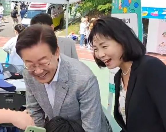 이재명 더불어민주당 대표와 배우자 김혜경씨가 지난 4일 인천 지역 어린이날 행사인 '어린이 놀이 축제'와 계양 아라온 행사에 참석했다. /사진=이재명 대표 유튜브 캡처