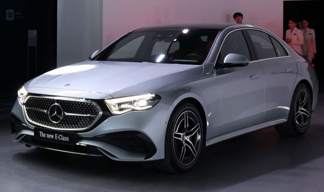 더 뉴 E-클래스 코리안 프리미어' 행사장에 풀체인지 된 차량이 공개되고 있다/사진=뉴스1