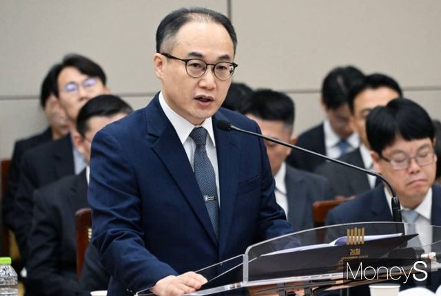이원석 검찰총장이 김건희 여사의 '명품백 수수 의혹'에 대해 "증거와 법리에 따라 신속하고 엄정하게 수사할 것"이라고 밝혔다. 사진은 지난해 10월 대검찰청 국정감사에 참석한 이원석 검찰총장. /사진=임한별 기자