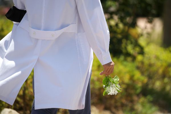 정부가 고위 공무원의 전원 특혜 의혹과 의대 증원 과정 관련 회의록에 대한 의혹을 해명했다. 지난 3일 대구의 한 병원에서 의료진이 손에 이팝나무꽃을 들고 걸어가고 있다. /사진=뉴스1 