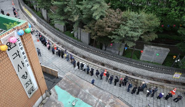 오는 8일 남부 지방과 제주, 강원 영동을 중심으로 비가 내릴 전망이다. 사진은 어버이날을 하루 앞둔 7일 서울 종로구 탑골공원 인근 무료 급식소를 찾은 어르신들. /사진=뉴스1