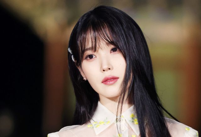 가수 겸 배우 아이유(30)가 어린이날을 맞아 서울의 한 아동양육시설에 후원한 사실이 뒤늦게 알려졌다. 사진은 지난해 5월 서울 종로구 경복궁에서 진행된 '구찌 2024 크루즈 패션쇼'에 참석한 가수 겸 배우 아이유. /사진=머니투데이