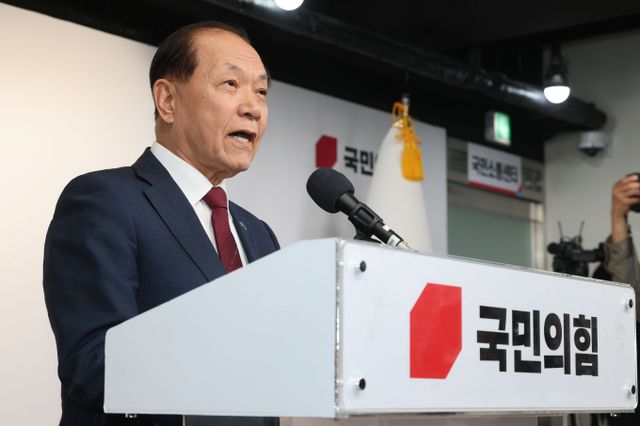 황우여 국민의힘 비상대책위원장이 한동훈 전 국민의힘 비상대책위원장 당대표 출마 가능성이 불거지자 "신랄한 비판을 감당해야 할 것"이라고 말했다. 사진은 황 위원장이 지난 3일 서울 여의도 국민의힘 당사에서 취임 입장발표를 하는 모습. /사진=뉴시스