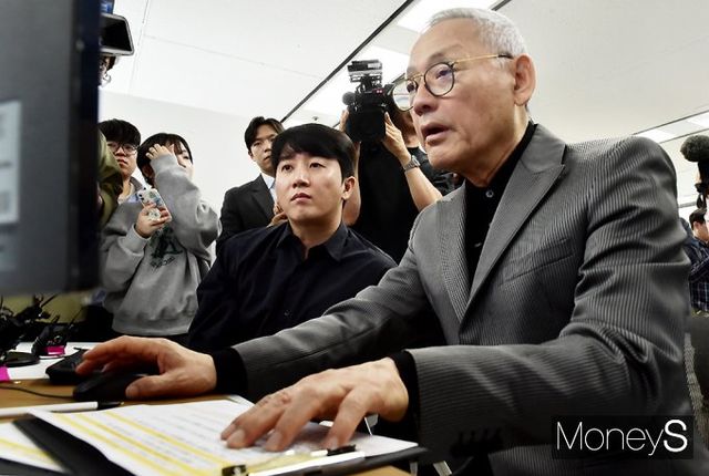 ▲ 확률형 아이템 정보공개 모니터링 시연하는 유인촌 문체부 장관과 방송인 홍진호(전 프로게이머)