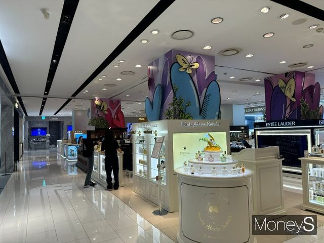 MZ세대 중심으로 명품 브랜드의 니치 향수가 인기를 끌고 있다. 사진은 지난달 22일 서울 강남구 압구정동에 위치한 갤러리아 백화점 향수 코너에서 고객들이 제품을 구경하는 모습. /사진=김인영 기자