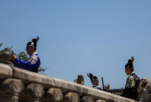 9일 전국에서 맑은 하늘을 볼 수 있을 예정이다. 사진은 지난 8일 서울 종로구 경복궁을 찾은 여행객들. /사진=뉴시스