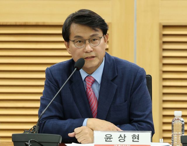 윤상현 국민의힘 의원(인천 동구미추홀구을)이 8일 자신의 페이스북에 "어버이날도 공휴일로 지정하도록 22대 국회에서도 법안을 발의해 끝까지 최선을 다하겠다"고 전했다. 사진은 윤 의원이 지난 7일 서울 여의도 국회 의원회관에서 열린 '윤석열정부 2년, 성과와 과제 세미나'에서 인사말을 하는 모습. /사진=뉴스1