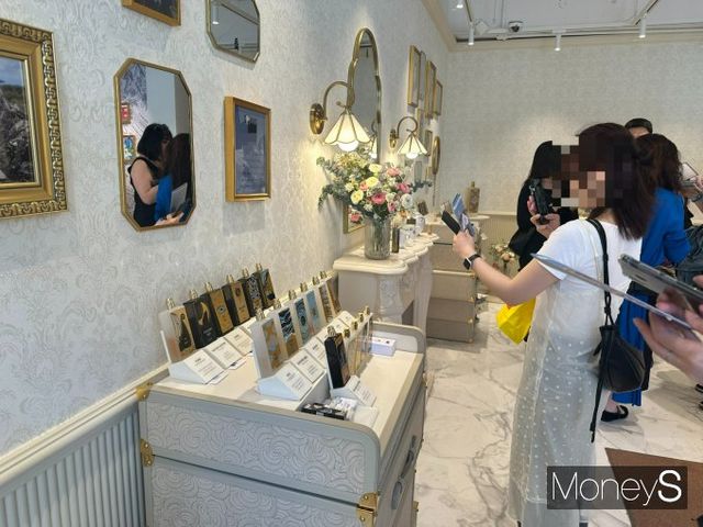 지난 2일 서울 성동구 성수동에 열린 '메모파리' 팝업 스토어에는 20~30대 고객들의 방문이 줄을 이었다. 사진은 '메모파리' 팝업 스토어에서 제품을 살펴보는 고객들의 모습. /사진=김인영 기자