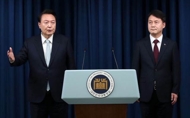 윤석열 대통령이 9일 취임 2주년 기자회견에서 어떤 질문이든 가감없이 답변하겠다고 밝혔다. 사진은 윤 대통령(왼쪽)이 지난 7일 서울 용산 대통령실 청사 브리핑룸에서 신임 민정수석비서관에 임명된 김주현 전 법무부 차관을 소개하는 모습. /사진=뉴스1